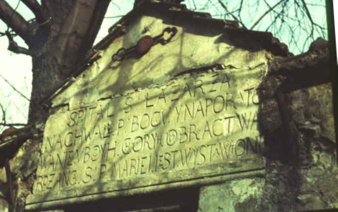 Stara tablica nad wejciem do przytuku w. azarza