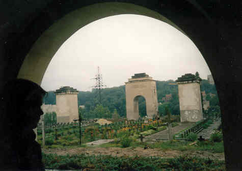 Pylony na Cmentarzu Orlt