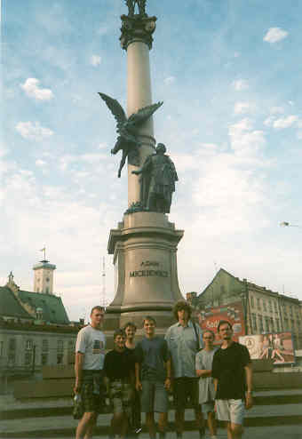 Przy pomniku Mickiewicza