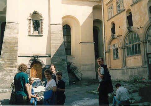 Przed klasztorem benedyktynek